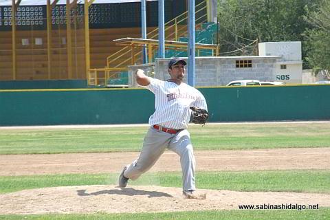 Enrique Domínguez lanzando por Tiburones en el beisbol municipal