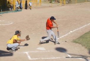Javier González Chávez bateando por Burócratas A en el softbol dominical