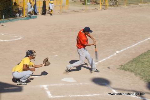 Javier González Chávez bateando por Burócratas A en el softbol dominical