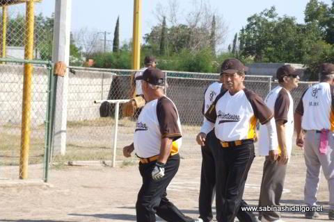 Julián Santos y Rogelio Cárdenas de Hipertensos en el softbol de veteranos