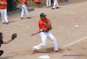 Omar García bateando en el softbol dominical