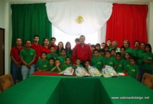 Entregan material escolar a niños de Casa Hogar