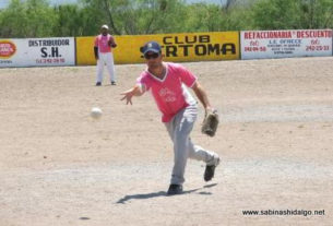 Américo Quiroga lanzando por Japoneses E.M. en el softbol del Club Sertoma