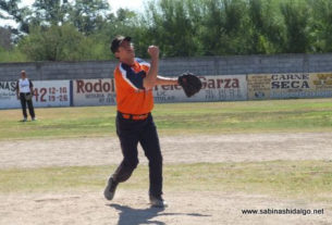 Eduardo Solís lanzando por Hipertensos en el softbol de veteranos