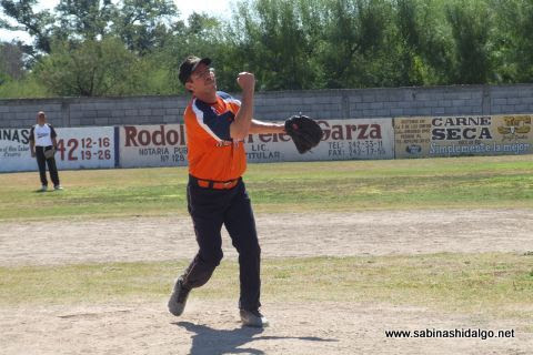 Eduardo Solís lanzando por Hipertensos en el softbol de veteranos
