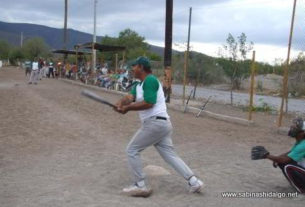 Luis Antonio Santos bateando por Perrones en el softbol del Club Sertoma