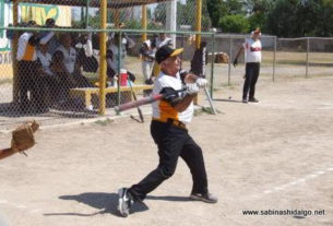 Julián Santos bateando por Hipertensos en el softbol de veteranos