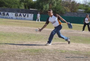Tiburcio Vázquez lanzando por Hipertensos en el softbol de veteranos