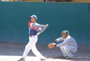 César González bateando por Burócratas A en el softbol dominical