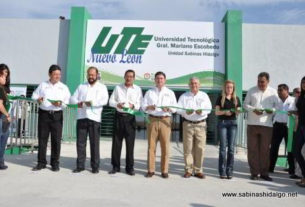 Corte del listón inaugural de la Universidad Tecnológica