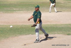 Candelario García lanzando por Amigos en el softbol del Club Sertoma