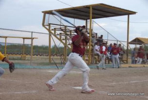 Iván Buentello bateando por Maypa Trucking en el softbol sabatino