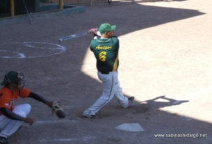 Rafael Jasso bateando por Amigos en el softbol dominical