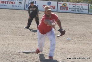 Carlos González lanzando por Ponchados en el softbol del Club Sertoma