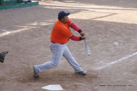 Javier González Flores bateando por Burócratas A en el softbol dominical