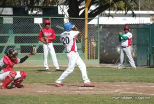 Mario Villarreal de Mineros de Vallecillo en el beisbol municipal