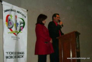 Alcalde dirigiendo un mensaje acompañado por la primera dama
