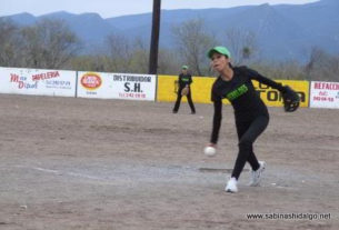 Gloria Velázquez de Rebeldes en el softbol femenil del Club Sertoma
