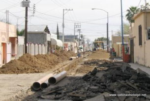 Reemplazan tubería de drenaje en calle Régules