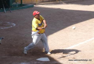 Gustavo Pérez de Burócratas B en el softbol dominical