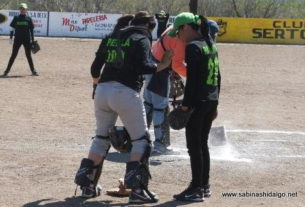 Perla Calvo y Gloria Velázquez de Rebeldes en el softbol femenil del Club Sertoma