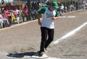 María Alba de Pioneras de Vallecillo en el softbol femenil del Club Sertoma