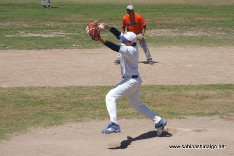Adrián Leal García de Burócratas A en el softbol dominical