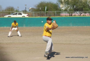 Luis Hernandez de Piratas en el softbol sabatino