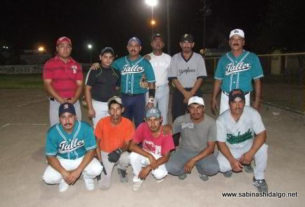 Equipo Taller González en el softbol nocturno