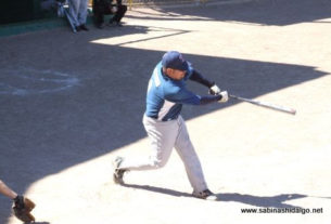 Ricardo Cárdenas de Tigres en el softbol dominical