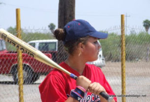 Sara Alba de Vallecillo en el softbol femenil del Club Sertoma