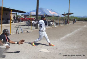 Edgar Castañeda de Yankees en el softbol del Club Sertoma