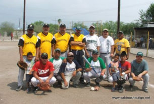 Equipo Perrones en el softbol del Club Sertoma