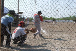 Cruz Sánchez de Los H de Vallecillo en el softbol del Club Sertoma
