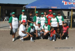 Equipo Pioneras de Vallecillo en el softbol femenil del Club Sertoma