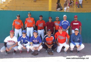 Equipo Pica Piedras del torneo dominical de softbol de la Liga Pequeña Sabinas