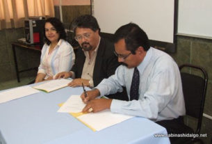 Firma del convenio de colaboración entre la Normal Pablo Livas y el IIIEPE