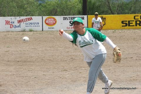 Hortencia Montemayor de Pioneras de Vallecillo en el softbol femenil del Club Sertoma