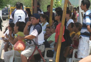 Aficionados en el softbol del Club Sertoma