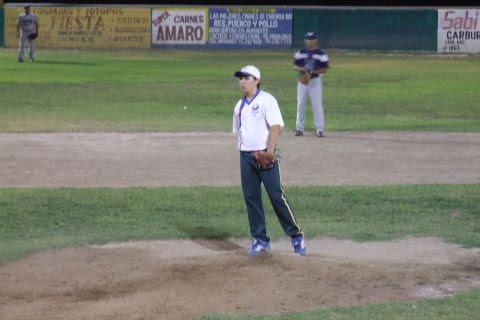 Adrián Leal de Vallecillo en el softbol nocturno