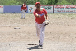David García de Cerveceros lanzando en el softbol del Club Sertoma