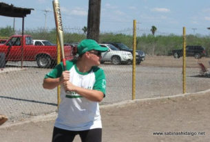 María Alba de Pioneras de Vallecillo en el softbol femenil del Club Sertoma