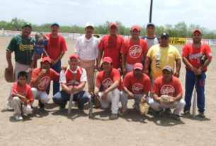 Equipo Diablos en el softbol del Club Sertoma.