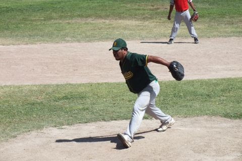 Mauro Linares de Burócratas "B" en el softbol de segunda fuerza