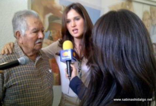 Diputada Martha de los Santos concediendo una entrevista