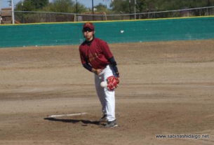 Adrián Leal de Maypa Trucking en el softbol sabatino