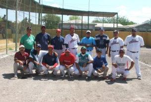 Equipo Tiburones de la Liga de Beisbol de Salinas Victoria