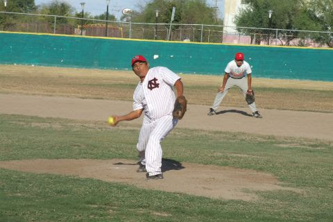Jesús Sánchez de CNC en el softbol sabatino