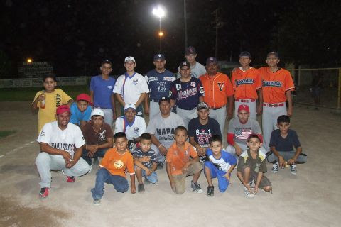 Equipo Vallecillo del torneo nocturno de softbol