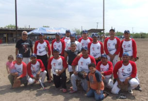 Equipo Tiburones en el softbol del Club Sertoma